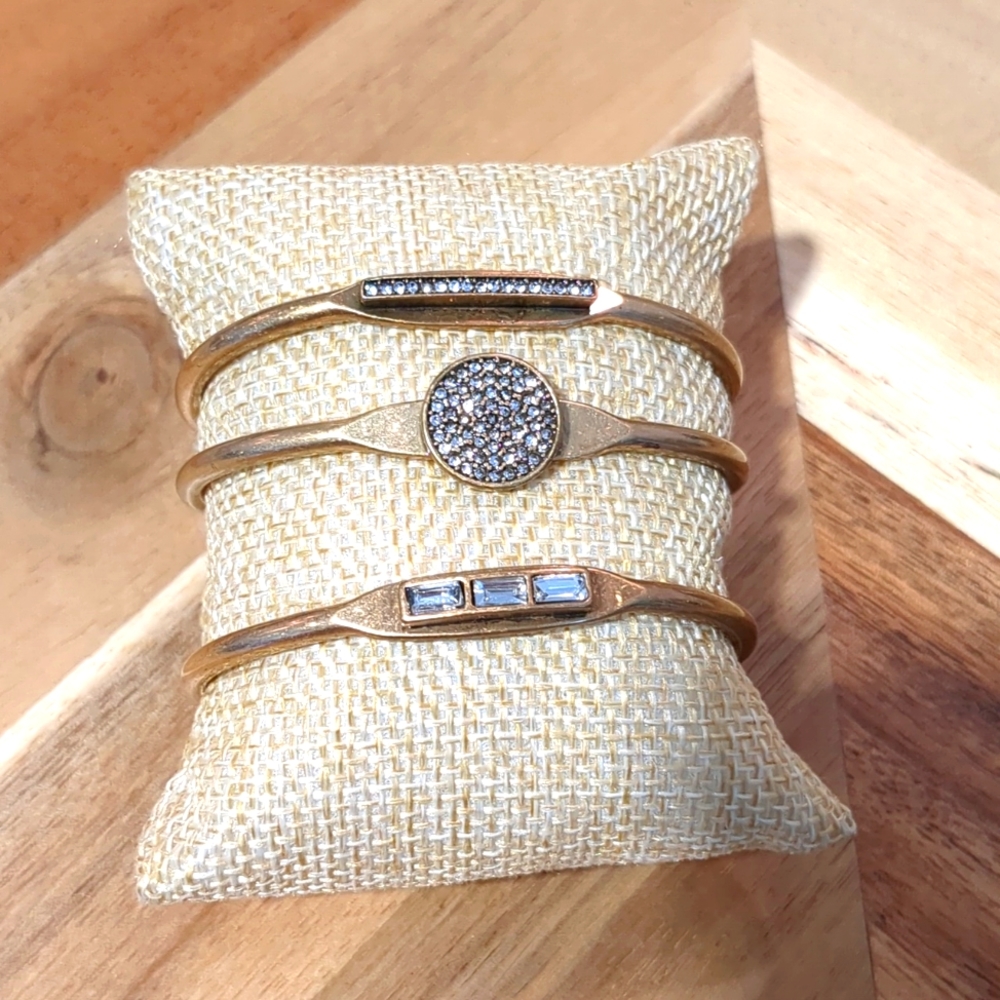 Like New Elegant Gold Bracelet Set